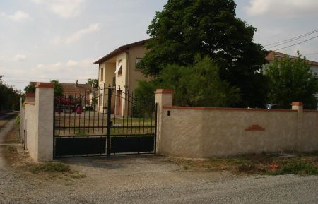 G&icirc;te n&deg;31G101424 Aussonne - Haute-Garonne - Entr&eacute;e de la propri&eacute;t&eacute;