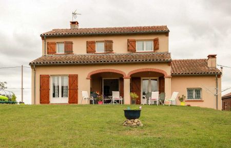 Terrasse extérieure, arrière de la villa, avec salons de jardin, plancha et barbecue Gîte n°31G101162 Lagarde - Haute-Garonne - Terrasse extérieure, arrière de la villa, avec salons de jardin, plancha et barbecue