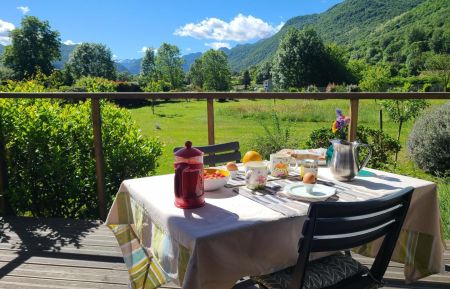 G&icirc;te n&deg;65G327811 Siradan - Hautes-Pyr&eacute;n&eacute;es - Dejeuner en terrasse